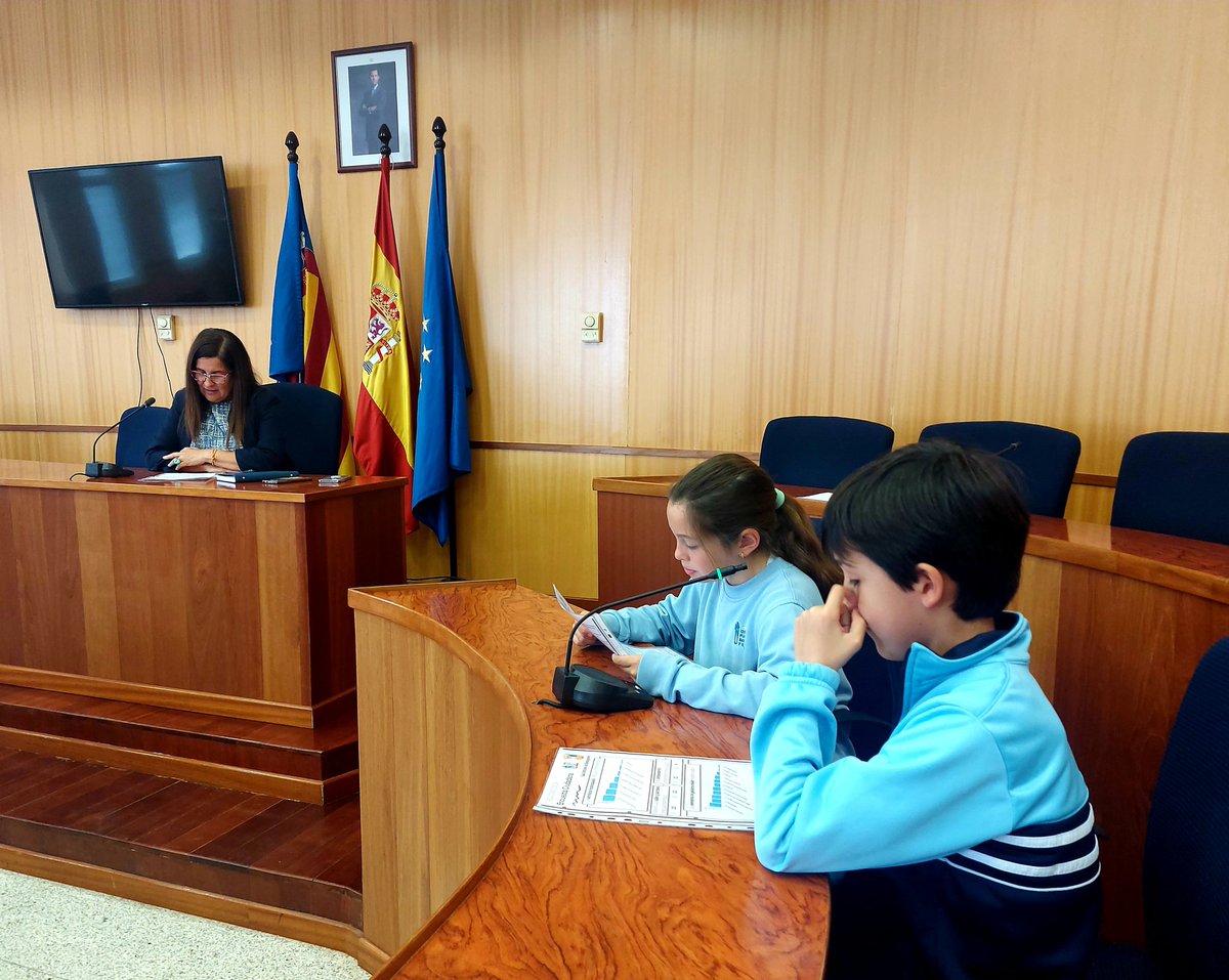 colegiosvf's tweet photo. ¡La semana pasada nos sentimos como concejales! 🏛️
4º de Primaria visitó el @AyuntamientoSAB y compartió un pleno muy especial con la alcaldesa, Eva Tejedor.
¡Gracias por escucharnos y por tu cercanía! 💬🙌 #ParticipaciónCiudadana #EducaciónCívica https://t.co/sgASzTP8vL