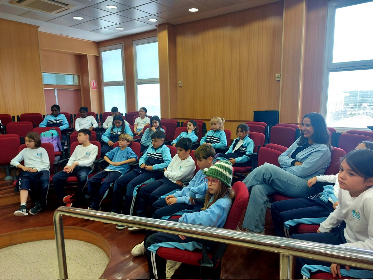 colegiosvf's tweet photo. ¡La semana pasada nos sentimos como concejales! 🏛️
4º de Primaria visitó el @AyuntamientoSAB y compartió un pleno muy especial con la alcaldesa, Eva Tejedor.
¡Gracias por escucharnos y por tu cercanía! 💬🙌 #ParticipaciónCiudadana #EducaciónCívica https://t.co/sgASzTP8vL