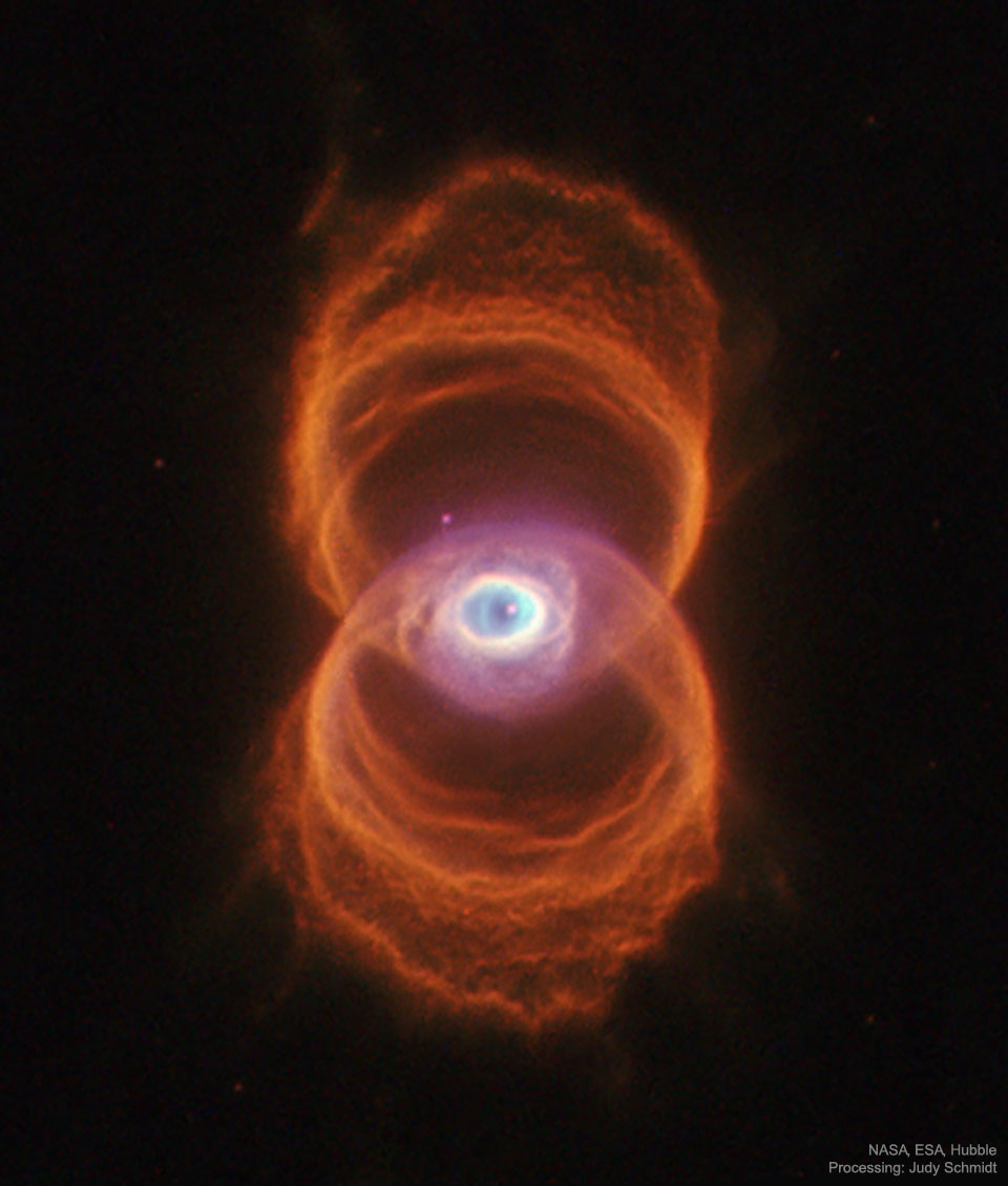 alex_riveiro's tweet photo. Entre las nebulosas planetarias que se han observado, esta destaca porque recuerda a un reloj de arena. Son los anillos de MyCn 18. Se trata de una estrella, similar al Sol, que ha llegado al final de su vida. Está expulsando sus capas exteriores con este llamativo resultado. Generalmente, las nebulosas planetarias son esféricas, por lo que casos como este, mucho más extraños, son muy útiles para entender su origen y particularidades. #FelizJueves