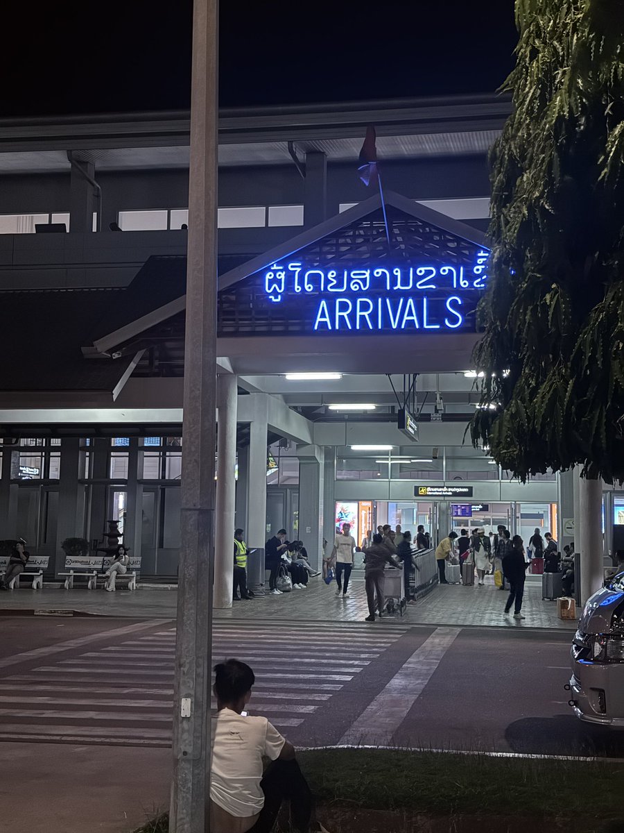 ຢູ່ເດີ່ນບິນຕອນນີ້ຄືມີແຕ່ຄົນຫລໍ່ໆຫລາຍແທ້ນໍ ຢາກຍ່າງໄປຊວນເຂຢາເຂົ້ານ້ຳເດ 🤣