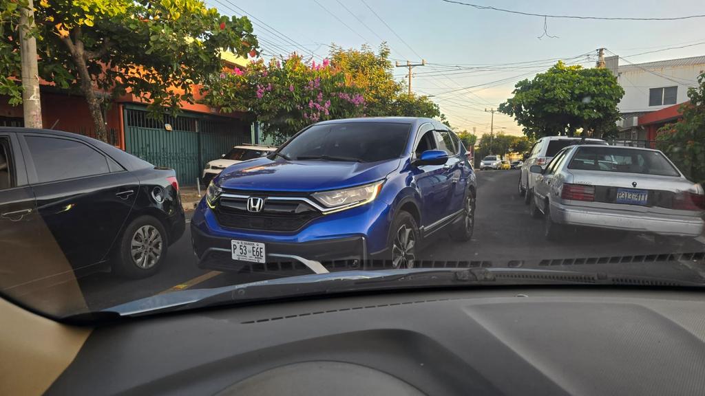 choriegos's tweet photo. @PNCSV carro en contravención todas las mañanas hace lo mismo en colonia San Luis San Salvador. https://t.co/6viHrMn5n3