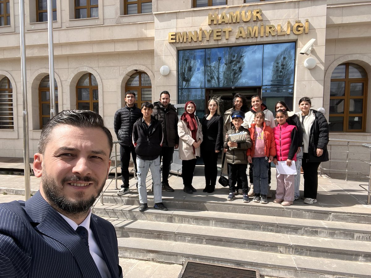 SPYGAIHL's tweet photo. Türk Polis Teşkilatı’nın 180. kuruluş yıldönümü vesilesiyle Hamur İlçe Emniyet Amirliği’ni, öğretmen ve öğrencilerimizle ziyaret ettik.
 Polisimizin yanındayız.
@EmniyetGM 
@AgriValilik 
@HamurKaymakmlik 
@agrimem 
@AgriEmniyet 
@HamurMEM1 https://t.co/C7NsKE8Cuj