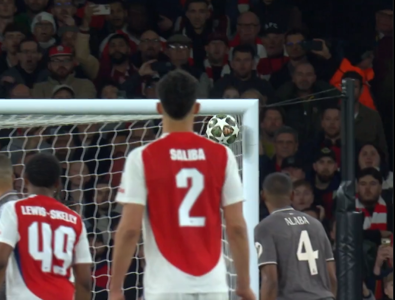 L'ombre du ballon sur le poteau