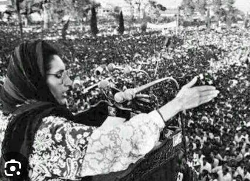 AQiBNawaz_97's tweet photo. 10 اپریل 1986 — شہید بینظیر بھٹو کی وطن واپسی۔ آمریت کے سائے میں جمہوریت کی سب سے توانا آواز نے پاکستان کی سرزمین پر قدم رکھا۔ لاہور کی سڑکیں تاریخ کی سب سے بڑی سیاسی ریلی کی گواہ بنیں۔ تین ملین سے زائد افراد نے اپنی قائد کا فقیدالمثال استقبال کیا
#HistoryToRemember https://t.co/Aj0UcLlDSp