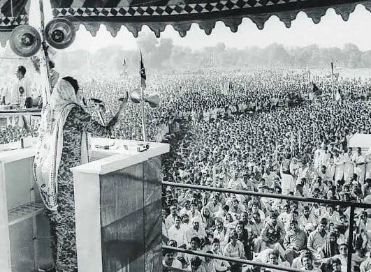 AQiBNawaz_97's tweet photo. 10 اپریل 1986 — شہید بینظیر بھٹو کی وطن واپسی۔ آمریت کے سائے میں جمہوریت کی سب سے توانا آواز نے پاکستان کی سرزمین پر قدم رکھا۔ لاہور کی سڑکیں تاریخ کی سب سے بڑی سیاسی ریلی کی گواہ بنیں۔ تین ملین سے زائد افراد نے اپنی قائد کا فقیدالمثال استقبال کیا
#HistoryToRemember https://t.co/Aj0UcLlDSp