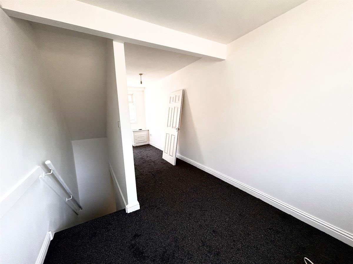 New to market - 2 Bed Terraced House, 137a Oxford Street, Pontycymer, Bridgend, £695pcm. View details: smart-lettings.co.uk/propertydet.as…