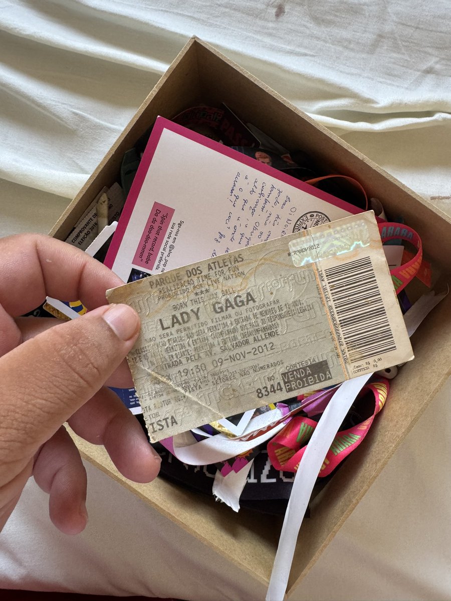 noiaugusto's tweet photo. Oi @DeezerBR se tá procurando um influ little monster de verdade e que realmente tava na born this way ball pra levar pro vip e fazer um trampo maneiro eu to aqui tá 🫶🏽💜🥹 https://t.co/WUKoJSk5cL