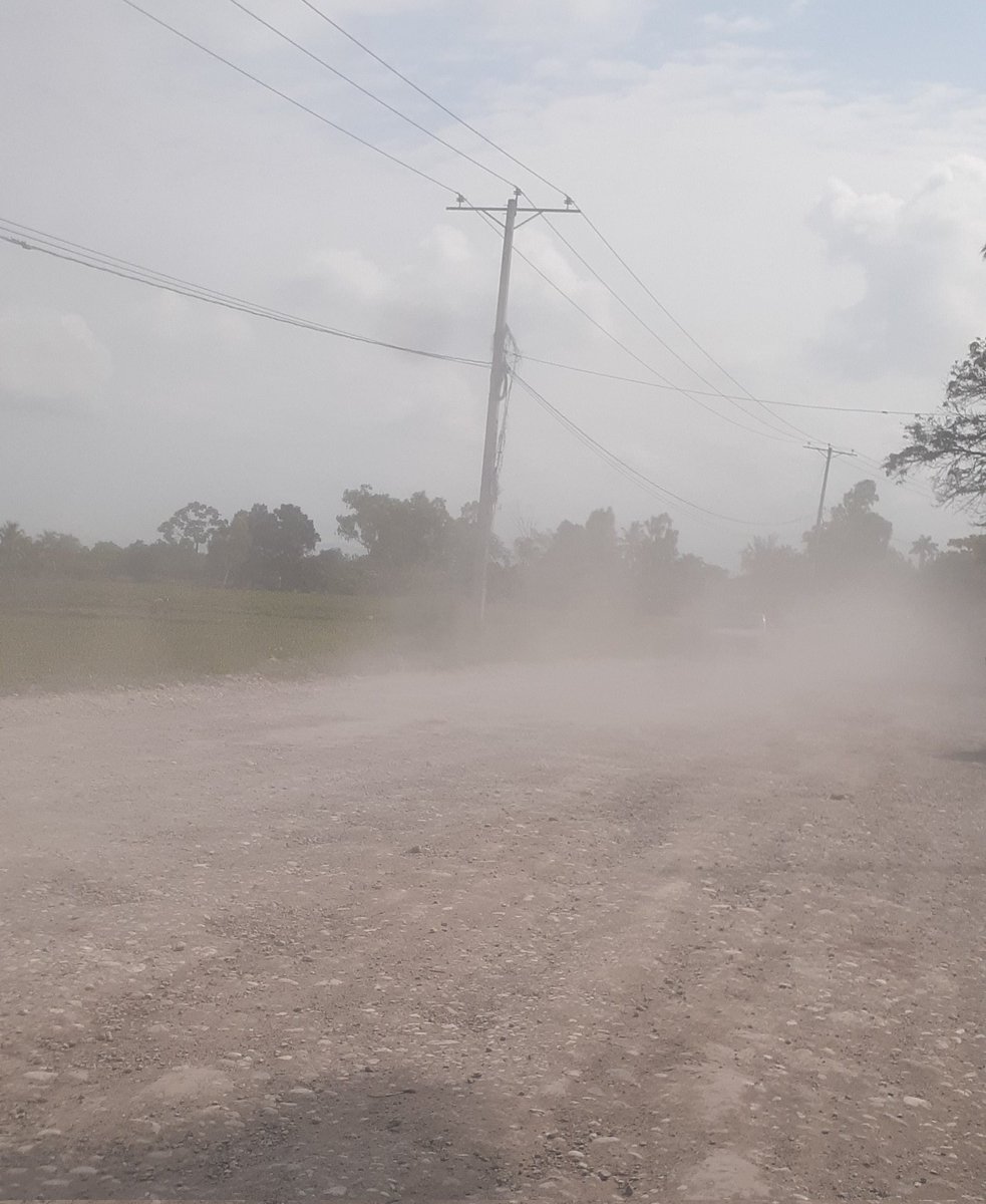 Men nan ki eta wout ki soti Aux Cayes, ki pase Torbeck, mennen Port-Salut rive jouk nan dènye pwent Sud la ye 😰.
Pandan pousyè ap pete fyèl moun kap fè wout sa chak jou (grip, tous...) leta pa janm fè anyen. 
Antouka nan 3-5 lane ankò lopital ap chaje ak malad 👁👃👂 koz wout sa