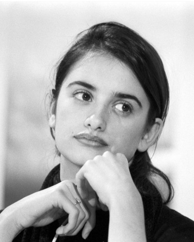TheCinesthetic's tweet photo. Penelope Cruz, 1993. https://t.co/dPUx4nCOcC
