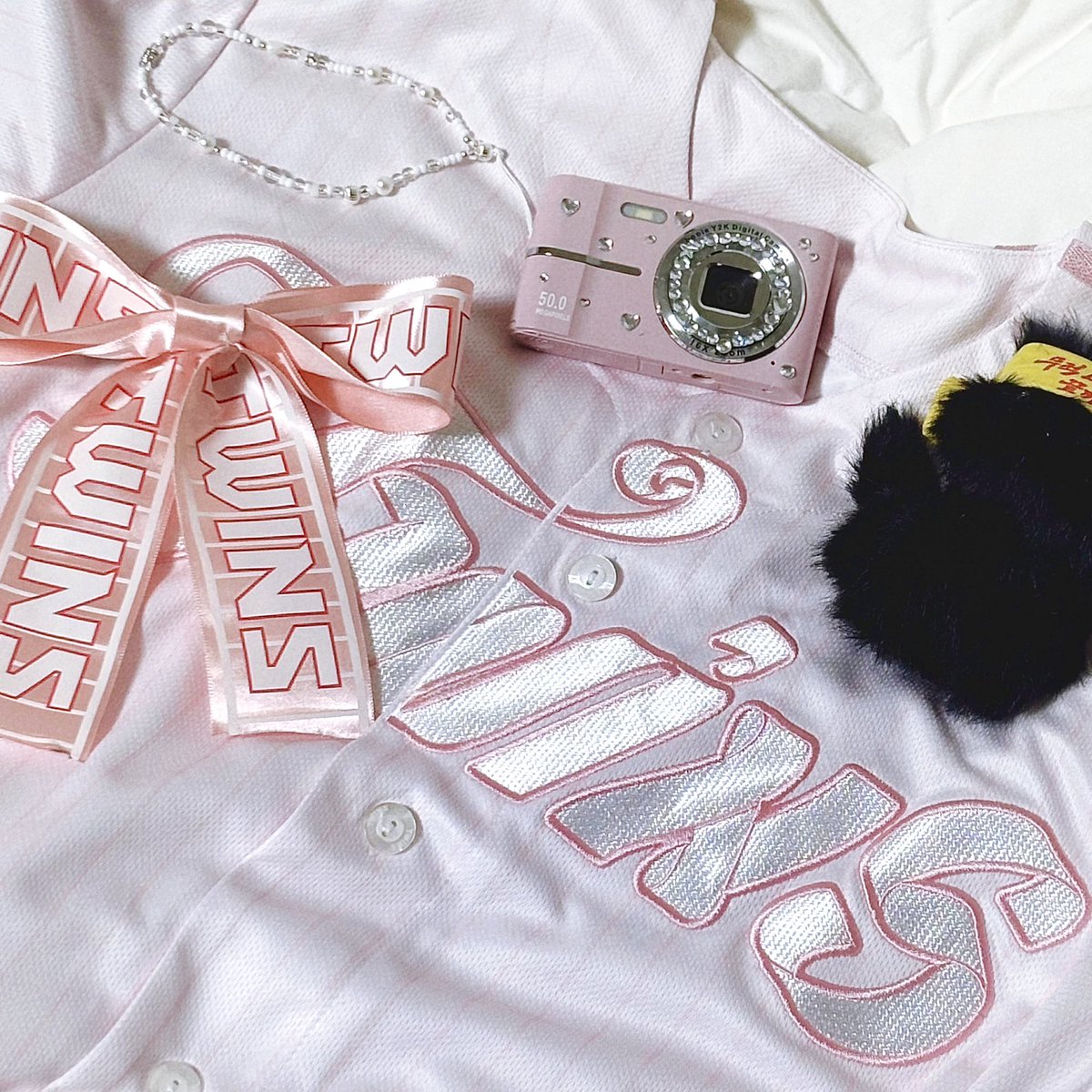 RT) 엘지 트윈스 리본핀 상시 나눔 ❤︎ꔛ❜

글 올릴 때마다 매번 알티하기 번거로우실 것 같아서 RT만 하고 가시면 제가 만드는 대로 꾸준히 추첨하겠습니다... 모든 소녀들의 머리에 리본을 달아주는 그날까지...🎀

색상은 핑크, 블랙 중 랜덤 / 배송비 당첨자 본인 부담