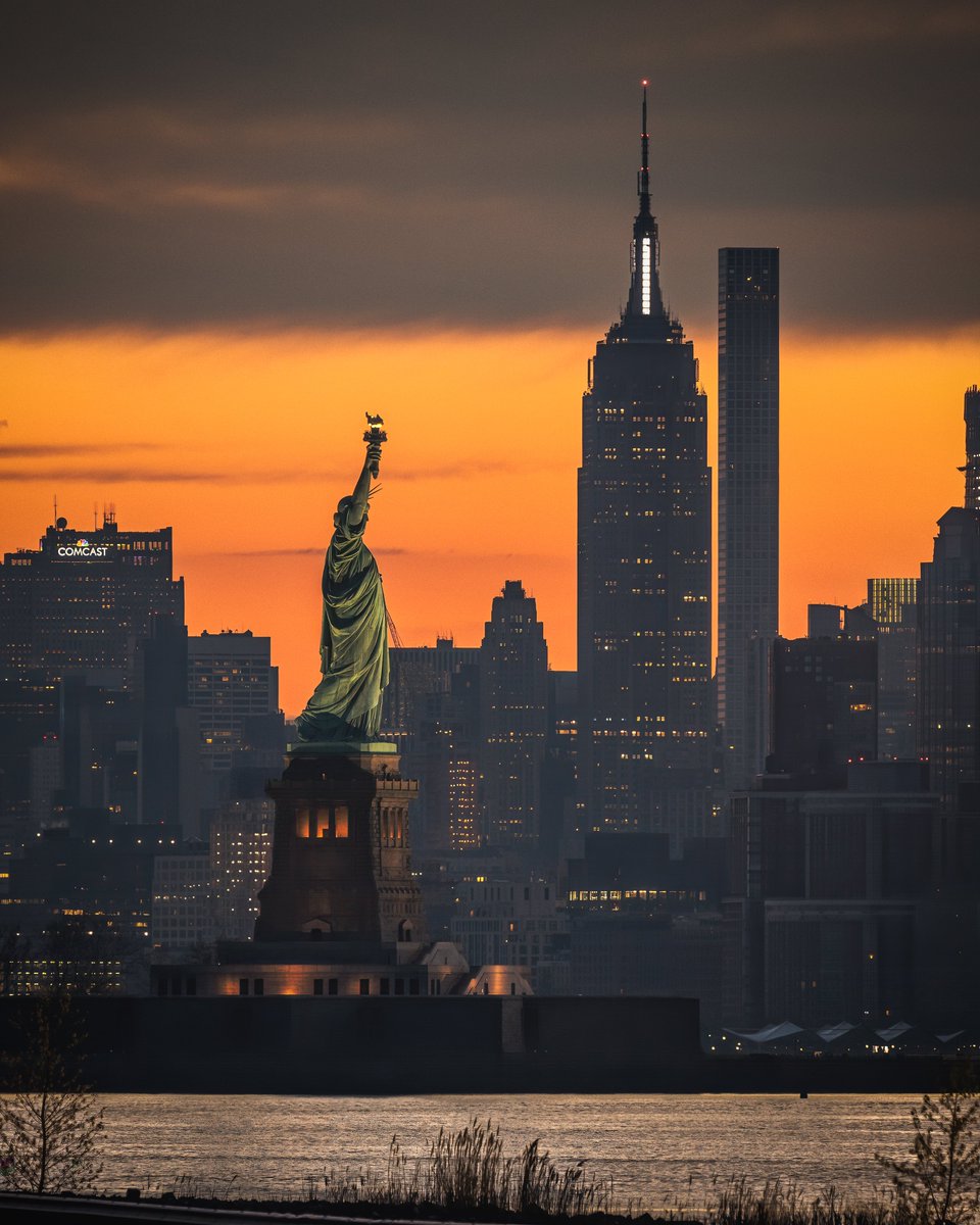 BEH0LDINGEYE's tweet photo. New York in April - gm - 🌆🗽 https://t.co/YMA8IjybDC