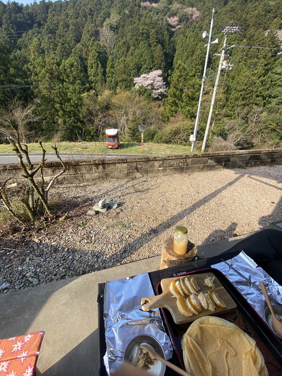 24hoursOpened's tweet photo. 八朔、米粉クレープ
ヨーグルト+オリゴ糖と酒粕と甘酒

鳥のさえずりを聞きつつ
冷んやりした空気に包まれ
ちょいと強めの日光に照らされる。

朝早くに出勤される方の車を、見つめ
白湯飲んで、青汁飲んで、珈琲飲んで…

朝ごはんを外で食べる
ありがとうございます。
#jpstar 
#happy1 
#神山町 https://t.co/F1LT1C6pk7