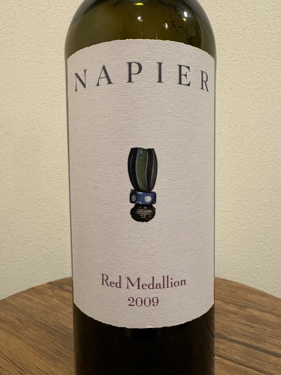 レッドメダリオン！作り手は南アフリカのネイピアさんです。ちょい古な2009です。これボルドーです。まんまちょい熟成したボルドーです。杉の香りウマし‼️
#南アフリカワイン　#アフリカー
