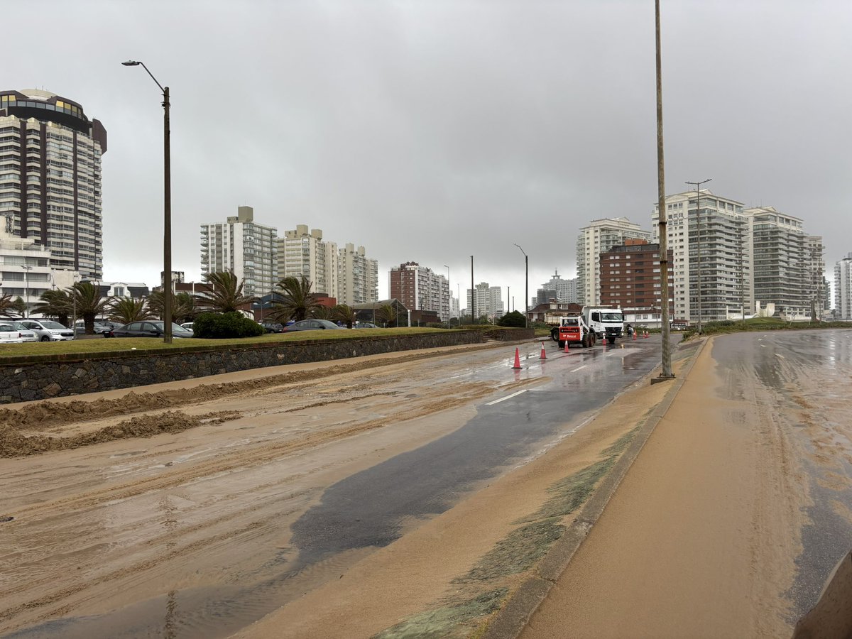 FocusPunta's tweet photo. El viento y la lluvia de estos días ocasionó el desplazamiento de mucha arena a la calle a la altura de la 1 de la brava. La @MaldonadoUY_ trabaja esta mañana lluviosa despejando la calle.
#Focus #AzulPunta https://t.co/2hrCHbvTvB