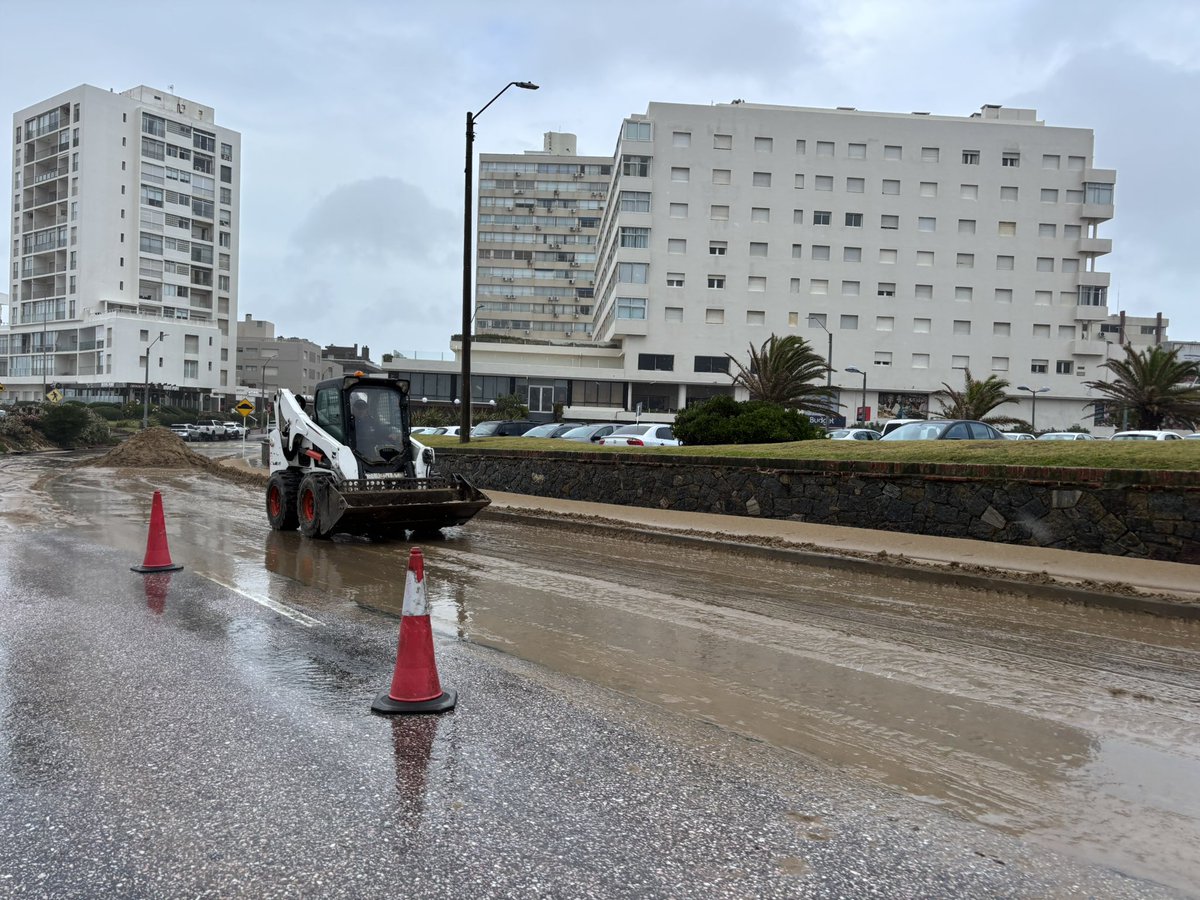 FocusPunta's tweet photo. El viento y la lluvia de estos días ocasionó el desplazamiento de mucha arena a la calle a la altura de la 1 de la brava. La @MaldonadoUY_ trabaja esta mañana lluviosa despejando la calle.
#Focus #AzulPunta https://t.co/2hrCHbvTvB