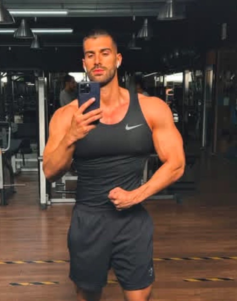 JakestopG's tweet photo. My personal trainer needed cash… so he sold his body to me.
Full video in comment https://t.co/U3dtIZsUOj