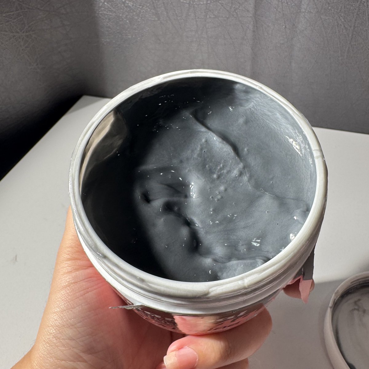 glowskinsoon's tweet photo. shampoo dan masker rambut Joji charcoal. satu kata : CAKEP.

kombinasi yahut untuk rambut gampang lepek. rambut jadi lembut, ga berat di rambut low porosity, dibilas satset licin, wanginya ga lebay. instant result! lo pake sekali bakal nagih sama halusnya✌🏻

harga ~60rb/each, MURAH KARNA ISINYA GENTONG ANJIR 620 ML & 300GR