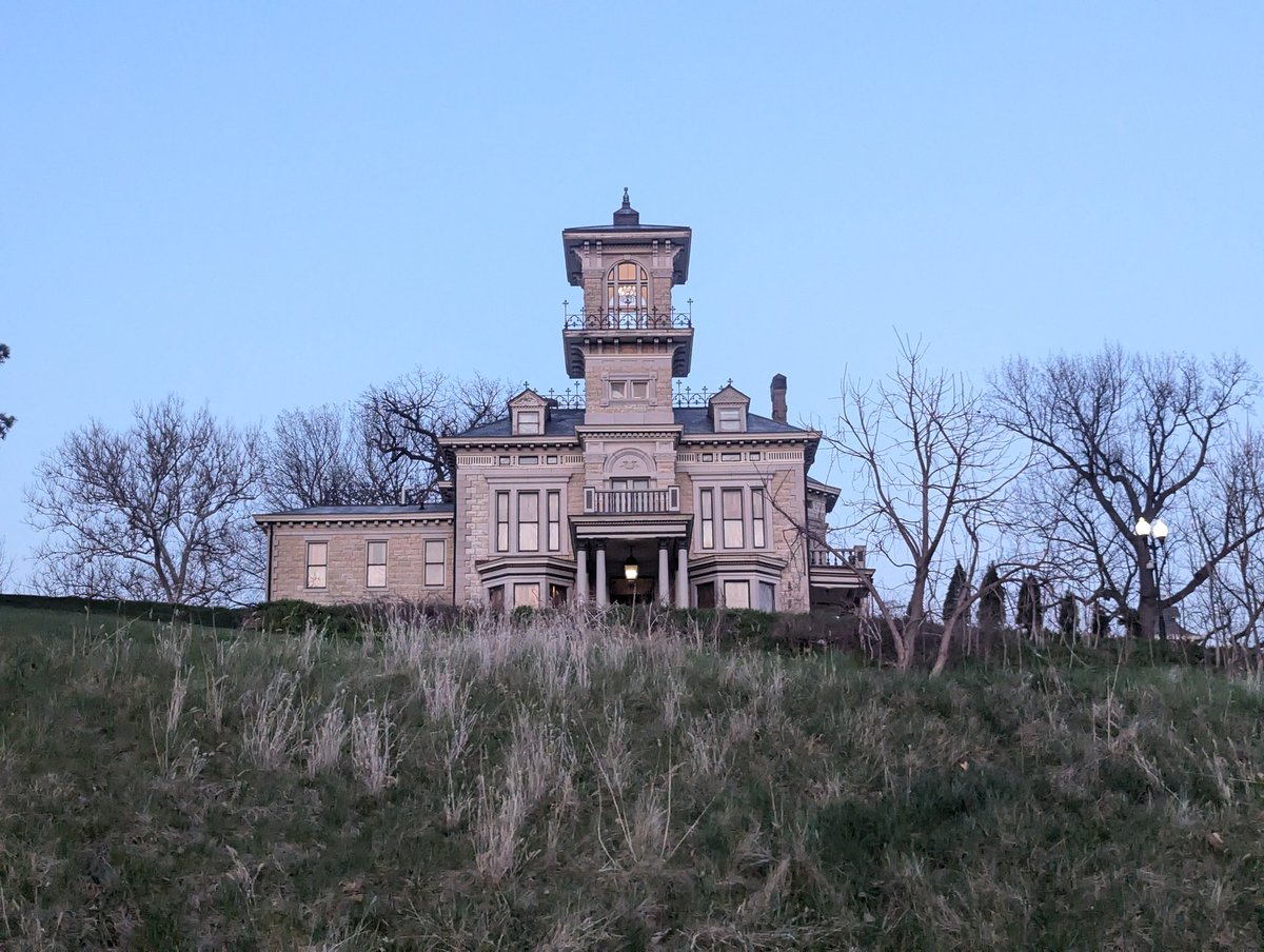 an_appeal_toGod's tweet photo. Last night I drove 250 miles because I wanted to look at the majestic houses along the mighty Mississippi River in Iowa https://t.co/q922bEdioa