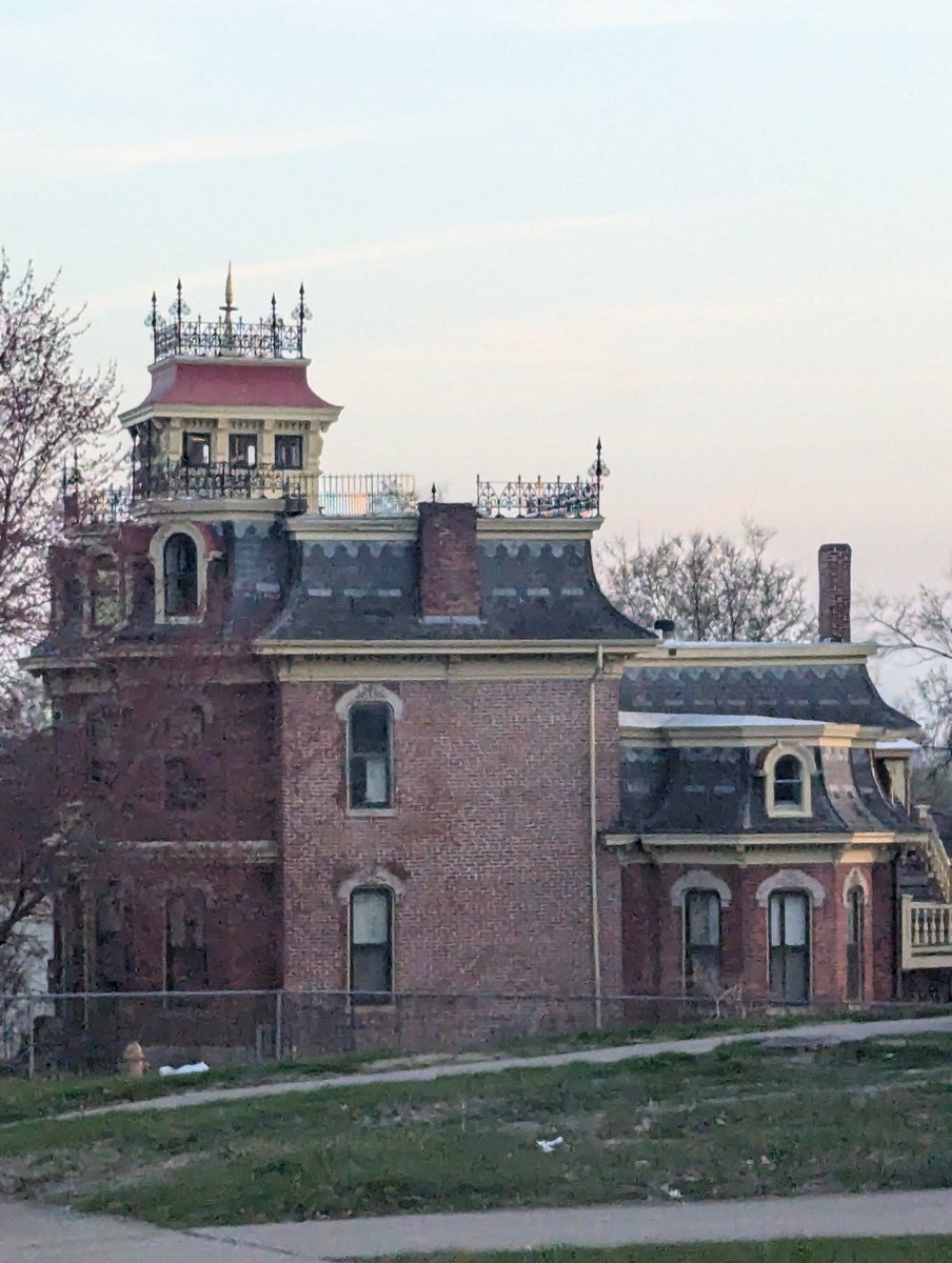 an_appeal_toGod's tweet photo. Last night I drove 250 miles because I wanted to look at the majestic houses along the mighty Mississippi River in Iowa https://t.co/q922bEdioa