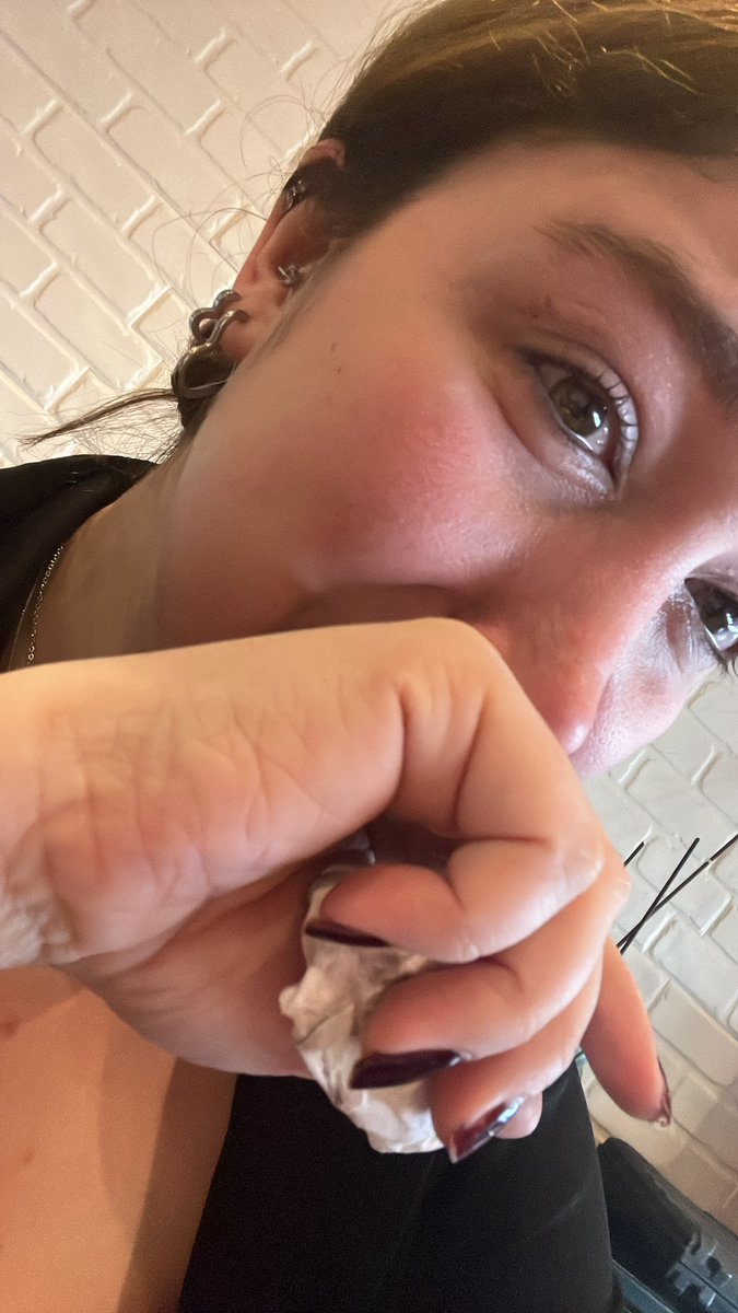 bellavesimba's tweet photo. Şeftali 6 ay önce kayboldu. İlanları Şile’nin her yerinde asılı. Az önce telefonum çaldı. Şeftaliyi bulabildiniz mi dedi. Heveslendim bulduk sanıp. Bulamadıysanız 4 aylık kedimiz var oğlumun alerjisi çıktı onun yerine sahiplenmek ister misiniz dedi. Allah kahretsin densizliğinizi https://t.co/GZ7giunDpV