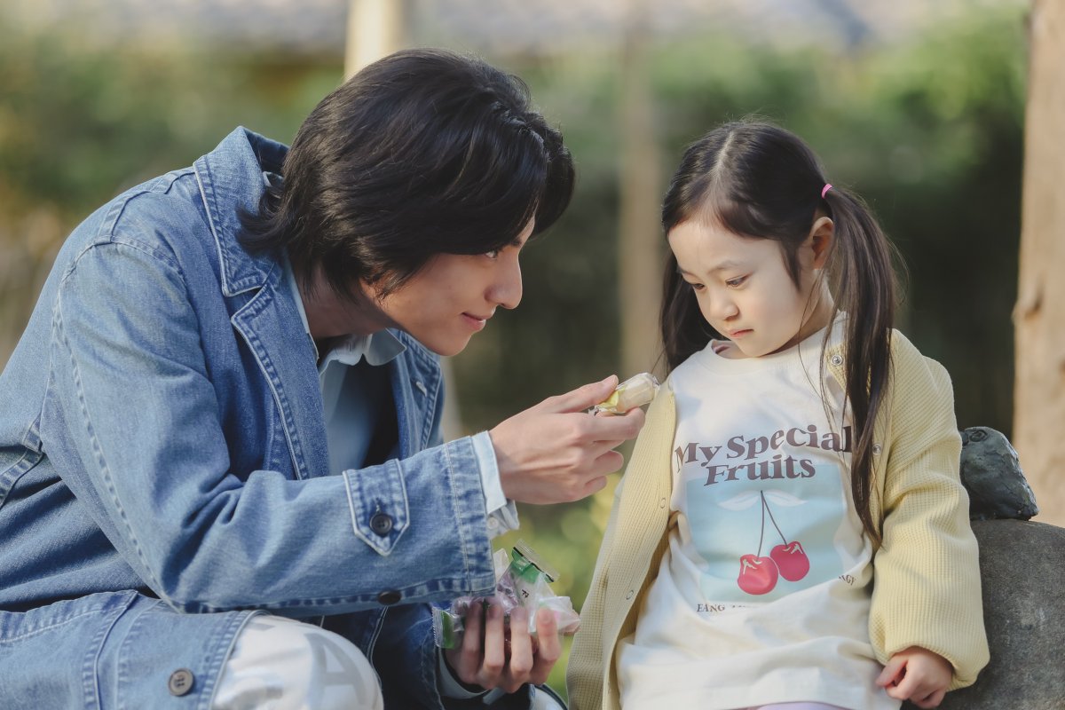 thetvjp's tweet photo. ガルフ“アティット”、
誘拐犯に間違われて困っているところを
瀧本美織“桜子”に助けられる
＜#トウキョウホリデイ＞

▼記事の続きはこちら
https://t.co/pBj7OBpxBH

#ガルフ・カナーウット #瀧本美織
@tokyoholiday_tx https://t.co/mFTqDeaqri