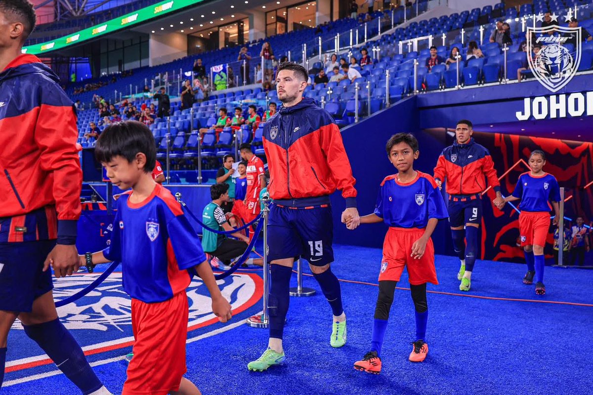 OfficialJohor's tweet image. Our home. Our boys 🔴🔵

More photos at facebook.com/share/1DhDjZey…

#JDTvKDN
#LigaSuper
#WhatCanYouDo
#TheTMJeffect
#LuaskanKuasamuJohor
#JDTforAll