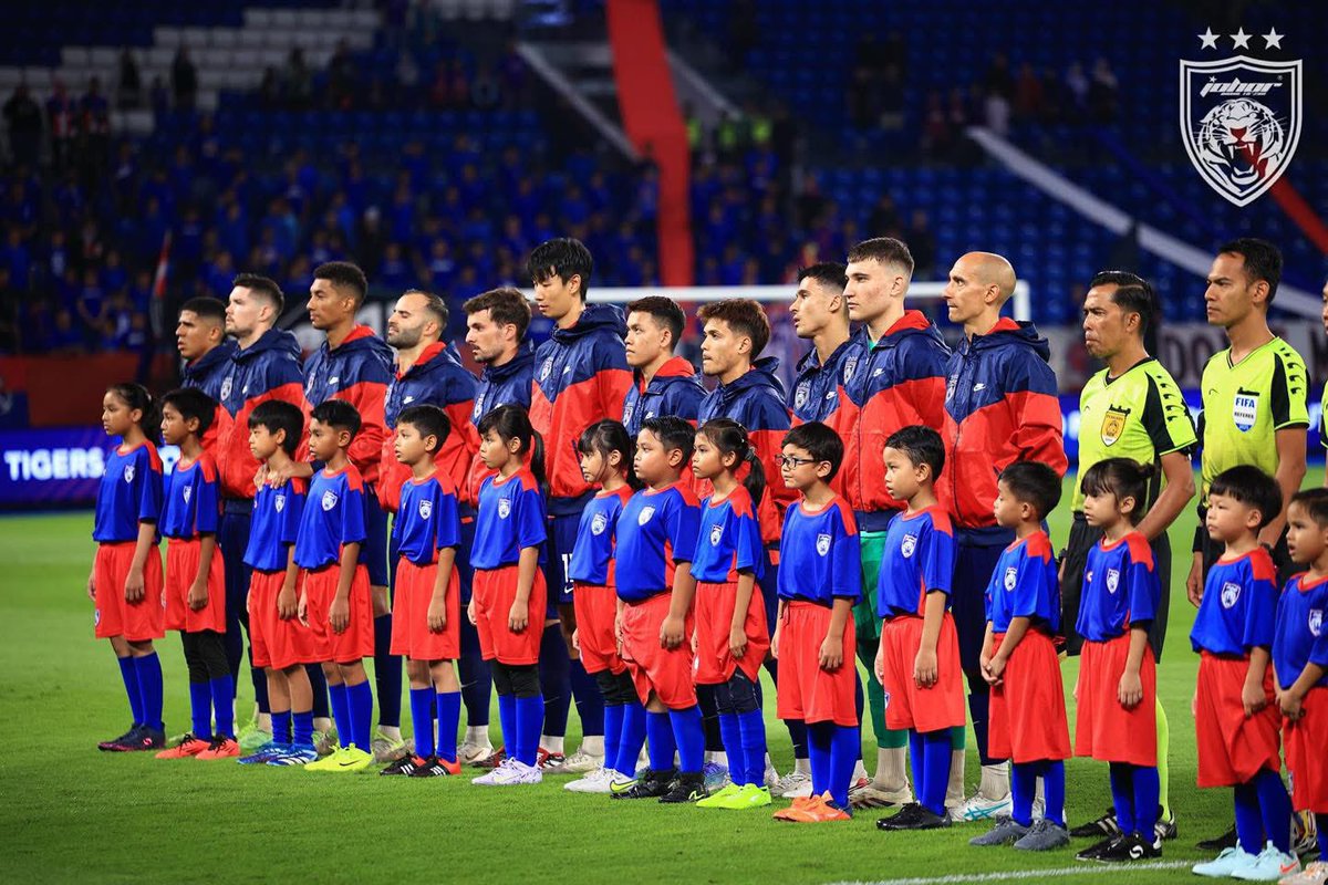 OfficialJohor's tweet image. Our home. Our boys 🔴🔵

More photos at facebook.com/share/1DhDjZey…

#JDTvKDN
#LigaSuper
#WhatCanYouDo
#TheTMJeffect
#LuaskanKuasamuJohor
#JDTforAll