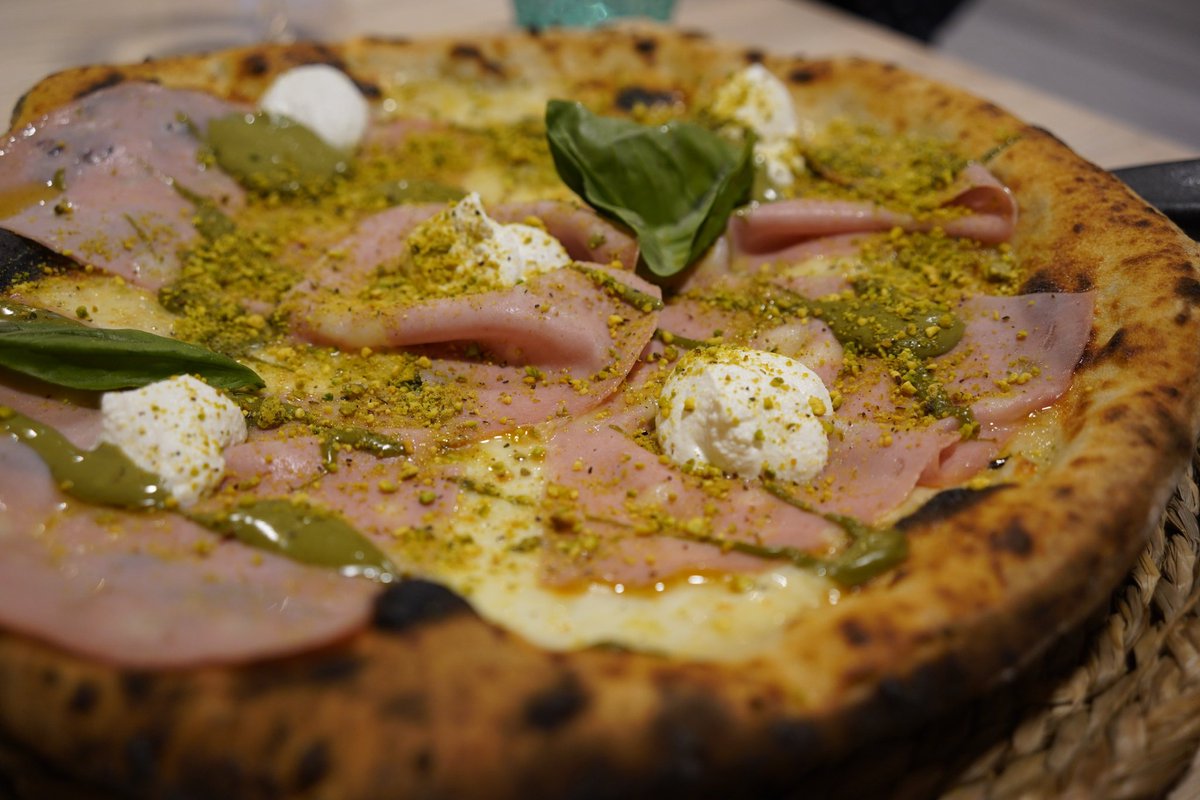 Mortadela + ricota + pistacho + mozzarella: 🍕 en empachate.com/curniciello-na…