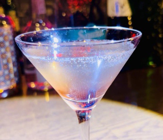 Also fun little story~so I finished the drink in like 3 seconds and a told the bartender “mohitotsu” to ask for ANOTHER 👏 ONE 👏 because the drink was really yummy but then the bartender surprised me with a cocktail based off my second outfit! I cry!🥹❤️❤️❤️