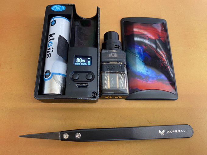 CTHRAG_YASKA's tweet photo. 今使っているのは、#Stubby と #SunBox (二代目) と #VandyVape (kylinじゃない方) かなぁ………
それにしても、#kylin はなぜ売れなかったのだろう?良いAIOだと思うのだが………コイルの焼き入れ、面倒だけど。
#AIOの日 https://t.co/wJAFb5A4EE