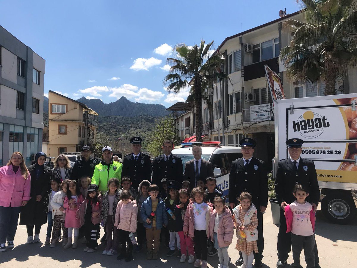 Türk Polis Teşkilatı’nın 180. Yılında Minik Kahramanlarımız Emniyet Güçlerimizle Buluştu! 🚓👧👦

Türk Polis Teşkilatı’nın 180. kuruluş yıl dönümü ve 10 Nisan Polis Haftası etkinlikleri çerçevesinde Mihalgazi Anaokulu öğrencileri, Mihalgazi İlçe Emniyet Amirliği’ni ziyaret etti.