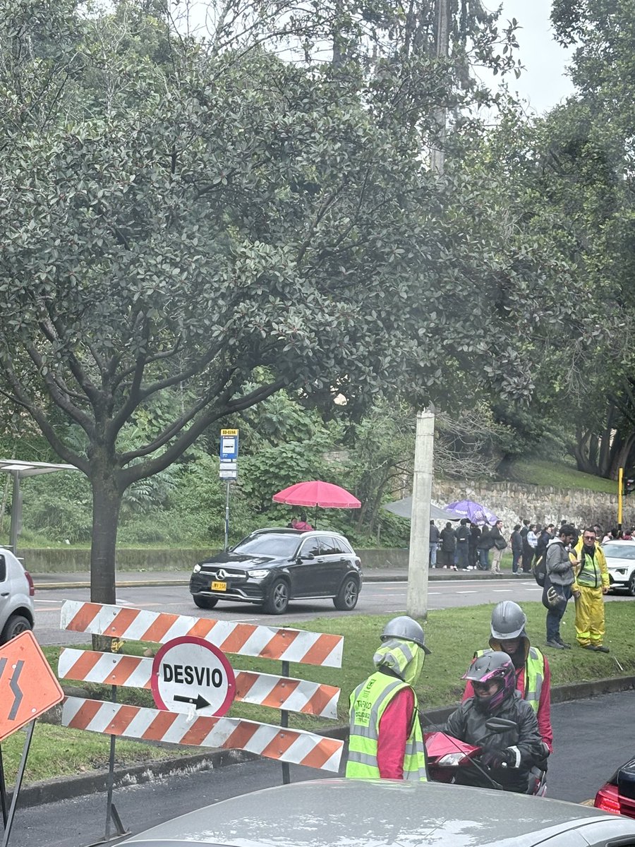 dperdigon's tweet photo. Es en serio alcalde @CarlosFGalan un día entre semana, hora pico y cierran un carril de la séptima? Más de media hora el tráfico represado  @CaracolRadio @gusgomez1701 https://t.co/nUW5WUhRh5