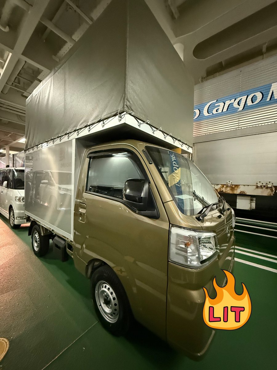 fun9love244's tweet photo. 本日4月10日堂本剛さんの46歳の
お誕生日そんな日に奈良にて
新車の高幌車を納車いたしました🙌
幌車2台のルーフキャリア付きの軽バンの3台、夫婦2人と軽貨物仲間と共に
今後とも精進して参ります🚛
お引越し、スポットなども
ドシドシお待ちしております🙇‍♂️

#軽貨物
#ゴリラエンジニアリング https://t.co/RxLHL4qZY5