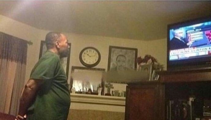 tweekrs_'s tweet photo. jayce watching the movie he told viktor and the kids he didn't want to watch https://t.co/0bTJr2ZKGv
