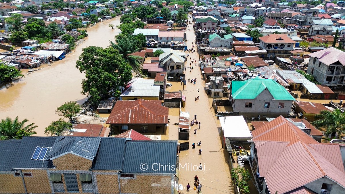 chrismille4's tweet photo. ALERTE KINSHASA
#Inondations: Evitez #Ndanu, #Limete, #Masina
Météo:  Fortes pluies en cours 
Eau/ Electricité: coupures dans plusieurs Zones
source #Gov_Sante  #pontndjili #mayandjili  #debordementdufleuve https://t.co/LCDIziLjZo