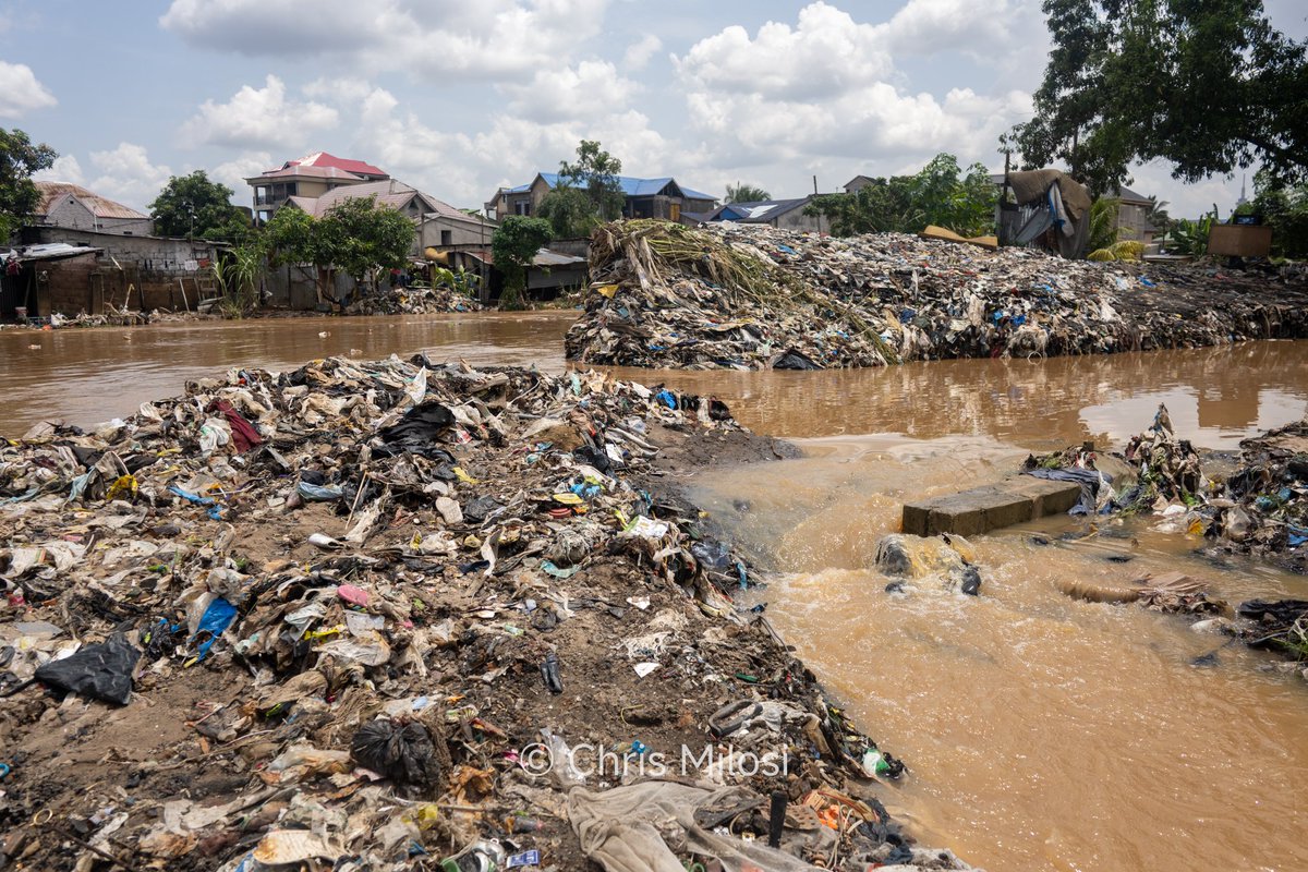 chrismille4's tweet photo. ALERTE KINSHASA
#Inondations: Evitez #Ndanu, #Limete, #Masina
Météo:  Fortes pluies en cours 
Eau/ Electricité: coupures dans plusieurs Zones
source #Gov_Sante  #pontndjili #mayandjili  #debordementdufleuve https://t.co/LCDIziLjZo