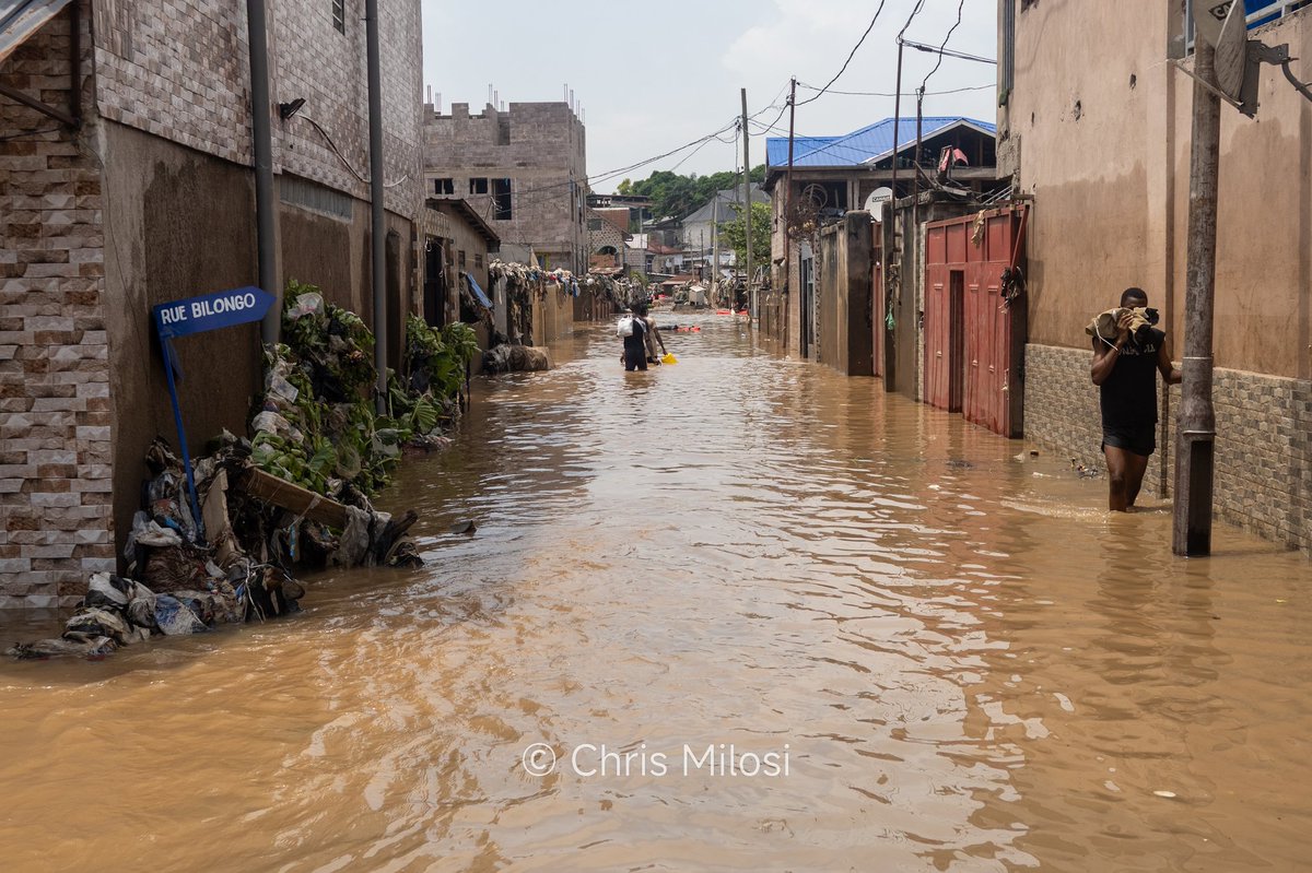 chrismille4's tweet photo. ALERTE KINSHASA
#Inondations: Evitez #Ndanu, #Limete, #Masina
Météo:  Fortes pluies en cours 
Eau/ Electricité: coupures dans plusieurs Zones
source #Gov_Sante  #pontndjili #mayandjili  #debordementdufleuve https://t.co/LCDIziLjZo