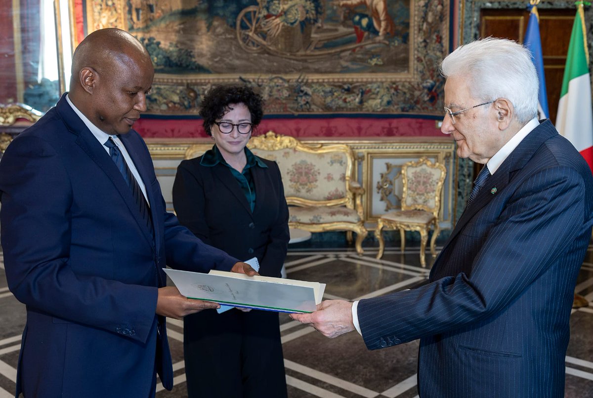 🇱🇸🤝🇮🇹 On 7 April 2025, H.E. Lebeko Sello, Ambassador of the Kingdom of Lesotho to Italy, officially presented his Credentials to H.E. President Sergio Mattarella of the Italian Republic. 🎖️🏛️ #Diplomacy #Lesotho #Italy