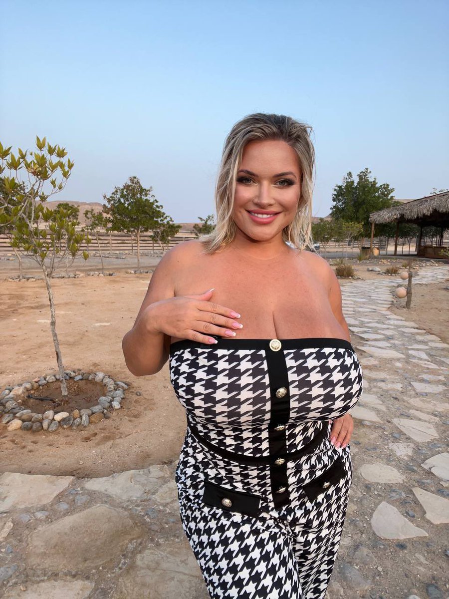 First or second?

onlyfans.com/olyria_vip/c3