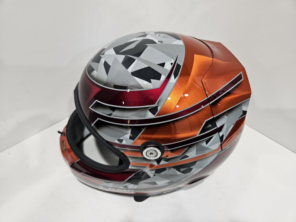 BallisticLids's tweet photo. Vukich new helmet #ballisticdesigns #custompaint #custompaintedhelmet https://t.co/vPXXRkDprD