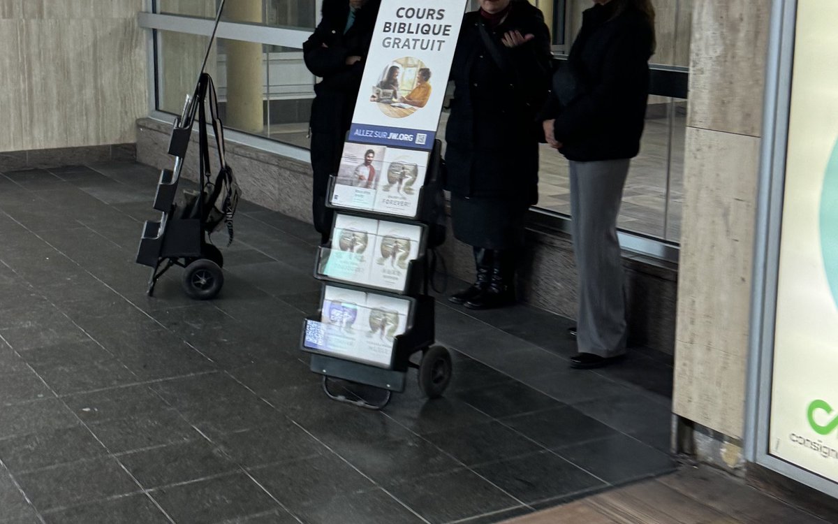 La nouvelle interdiction de flanâge de la <a href="/stminfo/">STM</a> ne semble pas s’appliquer aux sectes et autres groupes religieux. Ça devrait s’appliquer à tout le monde, non?#stminfo #stm <a href="/MTL_Ville/">Ville de Montréal</a>