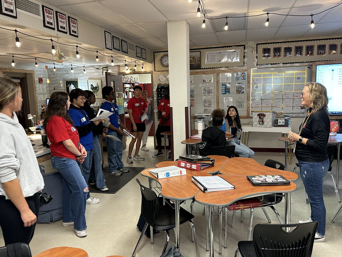 It’s High School Swap Day!
Today, students from the SRHS Superintendent’s Student Advisory Council are stepping into the shoes of Vero Beach High School students — experiencing a day in the life on the VBHS campus.

Leading the way are members of the VBHS Superintendent’s Student