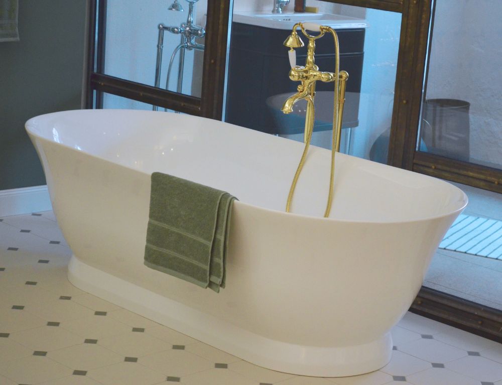 Retrobad's tweet photo. Badewanne Florenz – Nostalgie &amp; Moderne vereint! Besuche unseren Showroom, probiere sie aus &amp; verliebe dich! ✨🛁

#retrobad #badezimmer #bathroom #bad #interior #bathroominspiration #solebich #bathroomdesign #bathroomdecor #interior_and_living #bathtub #interiordesign https://t.co/SFqSK7qEYz