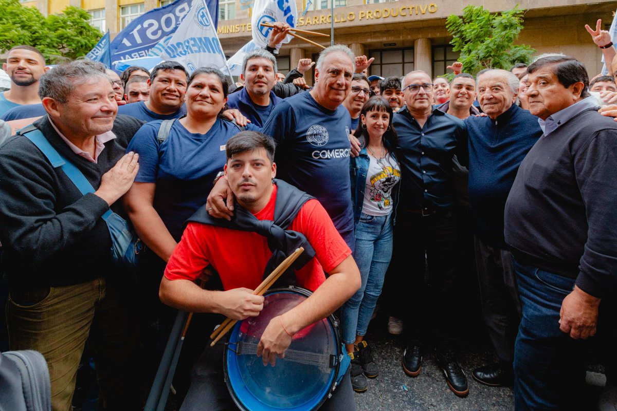 BuffonePablo's tweet photo. Junto a nuestro Cro. Armando Cavalieri y el Cro. @CarlosPerezSEC  nos movilizamos al Congreso en defensa de nuestros jubilados/as @VaneRamos1402 @DanielOveja @Montesinocarlo1 @emanuelpeddrozo @Arturogordill0 @Javi_Gauto_ @Enrique53482105 @TOMASFESEC @Sebasju158 @SArretino47316 https://t.co/1nVNYszTRt
