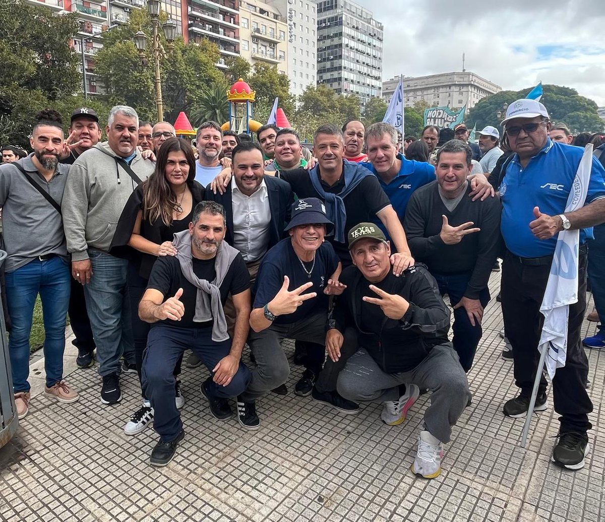 BuffonePablo's tweet photo. Junto a nuestro Cro. Armando Cavalieri y el Cro. @CarlosPerezSEC  nos movilizamos al Congreso en defensa de nuestros jubilados/as @VaneRamos1402 @DanielOveja @Montesinocarlo1 @emanuelpeddrozo @Arturogordill0 @Javi_Gauto_ @Enrique53482105 @TOMASFESEC @Sebasju158 @SArretino47316 https://t.co/1nVNYszTRt