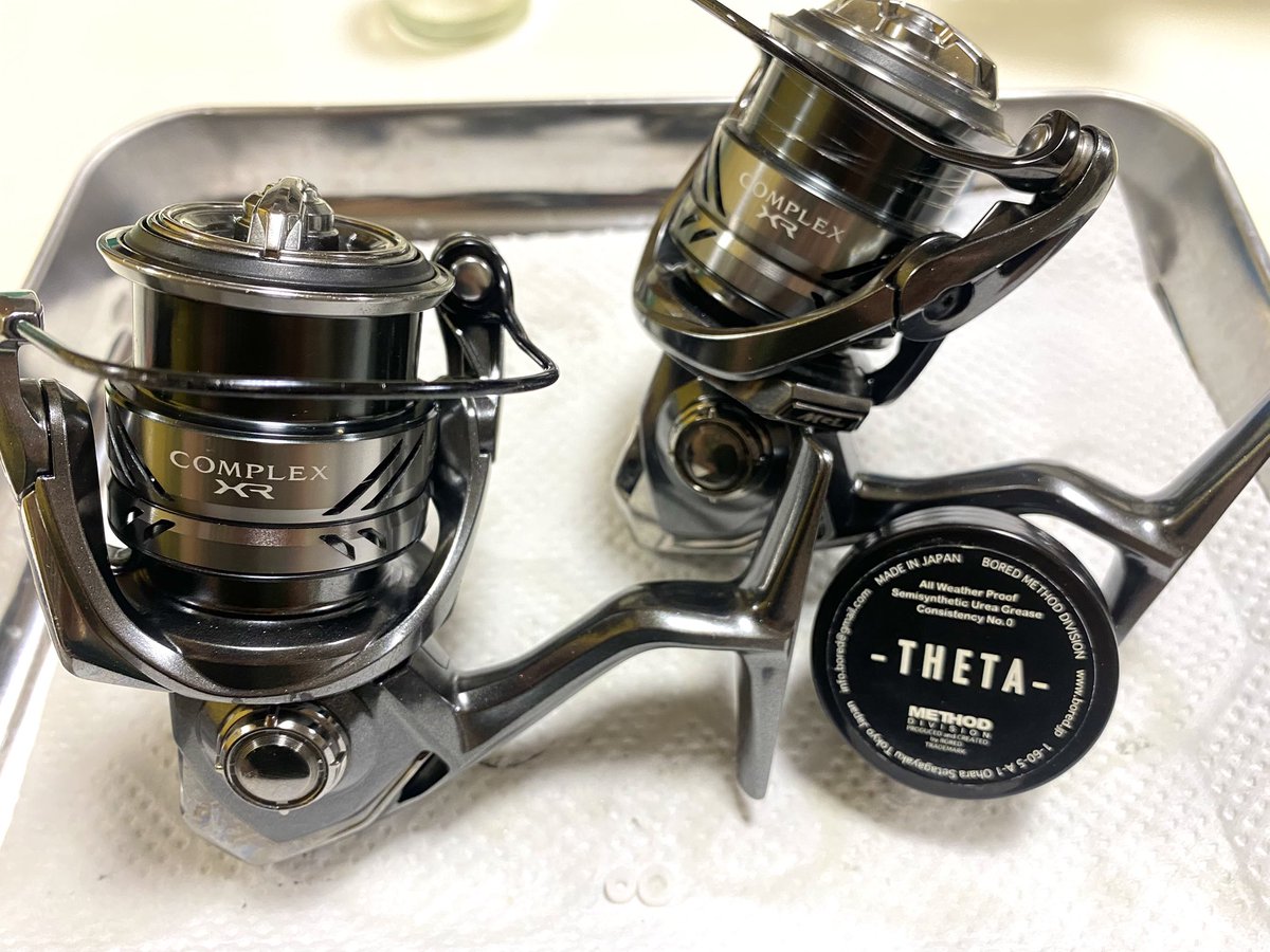 11RyuK11's tweet image. ここ一年ぐらい管釣り行ってないのに21コンプレックスXRのC2000Sが増えたからとりあえずオーバーホール、ベアリング追加、シム調整。
グリスはウォームシャフトからドラグまで全部THETA。
スピニングの小型番手はベアリングに入れるオイルでかなり性格変わるから難しいし、悩ましいな。
 #boredmethod