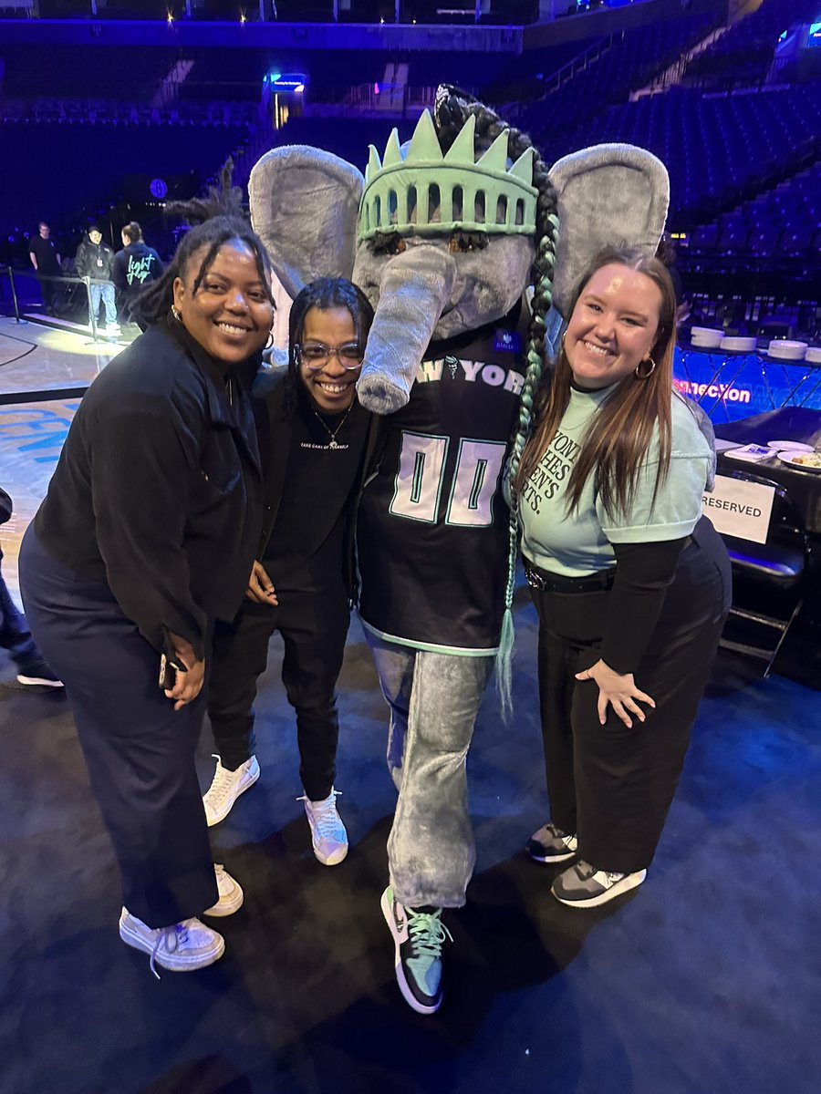 Atie21's tweet image. Still not over how amazing last night was! 🤩 🐐@nyliberty @breannastewart @BigEllieLiberty #WNBA #ScrippsUpfront #workperks