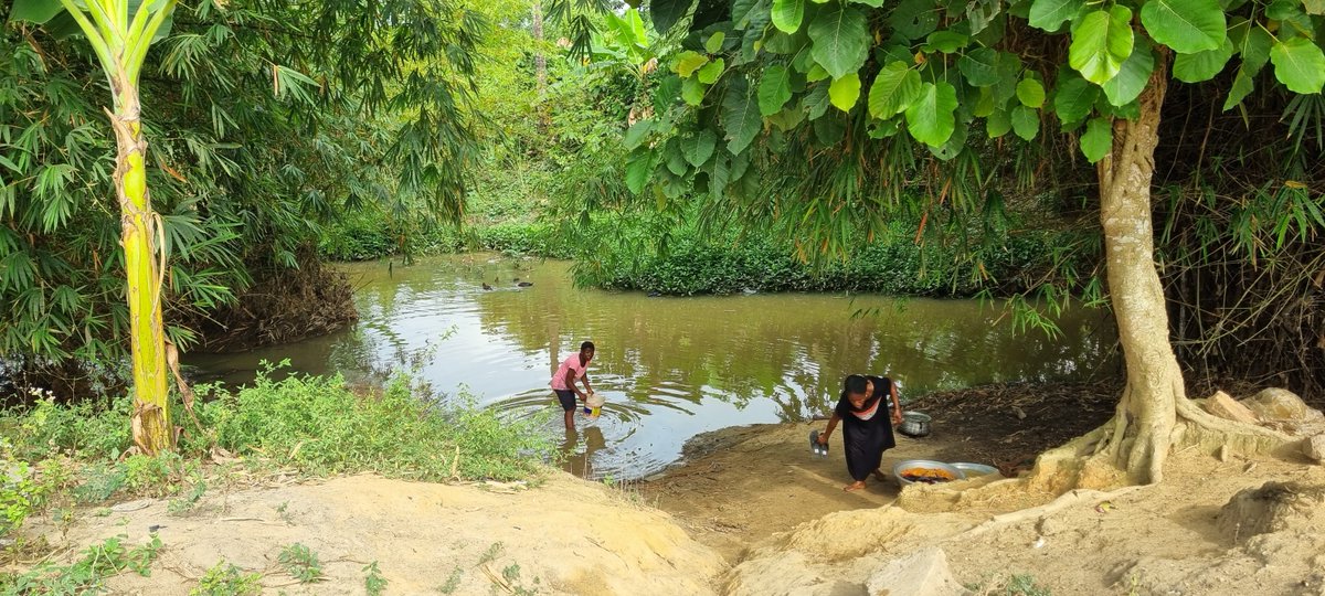 BudgITgh's tweet photo. #TrackaDiaries: Imagine crossing a dangerous bridge for contaminated water or relying on a broken borehole❗️⚡️
This isn’t inconvenience. It’s a health crisis‼️
Why is clean, safe water a struggle?🤔
@JDMahama Abbe deserves better📌
#Tracka
#WaterForAbbe
#NoCommunityLeftBehind https://t.co/XFjaxPzHCu