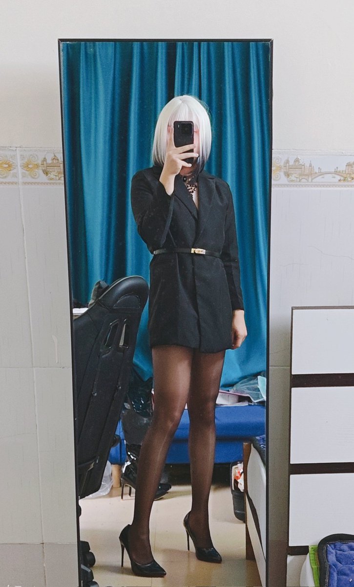 好久不见～ 冬眠结束了
#伪娘 #Crossdresse #西装裙 #油亮丝袜