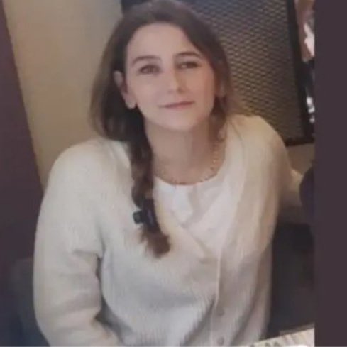 İran’daki kadın düşmanı rejimden kaçarak Türkiye’ye sığınan, yaklaşık 8 yıldır Amed’de yaşayan Kürt sanatçı Shahla Pırastah, ajanlık dayatmasını reddettiği için sınır dışı edilmek isteniyor.

Şiddetten, baskıdan, işkenceden kaçarak Türkiye’ye gelen bir mülteci kadının, hiçbir